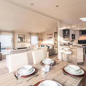 Woodland Jewel With Hot Tub Lodge York